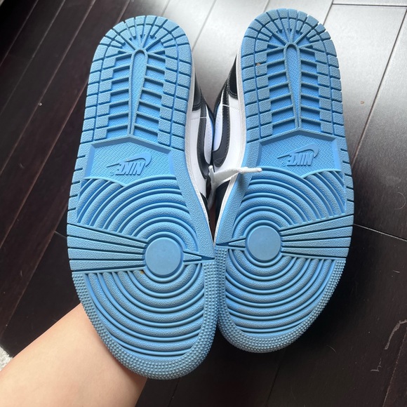 Size US Women's 7 - Authentic Nike Air Jordan 1 Mid University Blue with Box - Picture 3 of 5